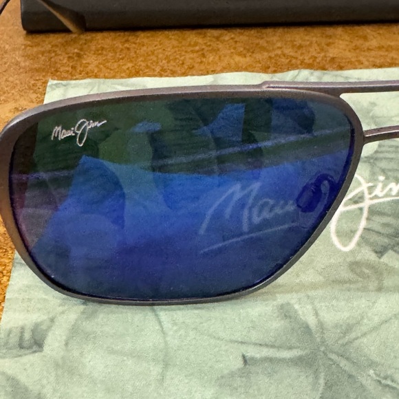 Maui Jim Polarized “Beaches” Aviator Sunglasses in Titanium - Picture 2 of 7